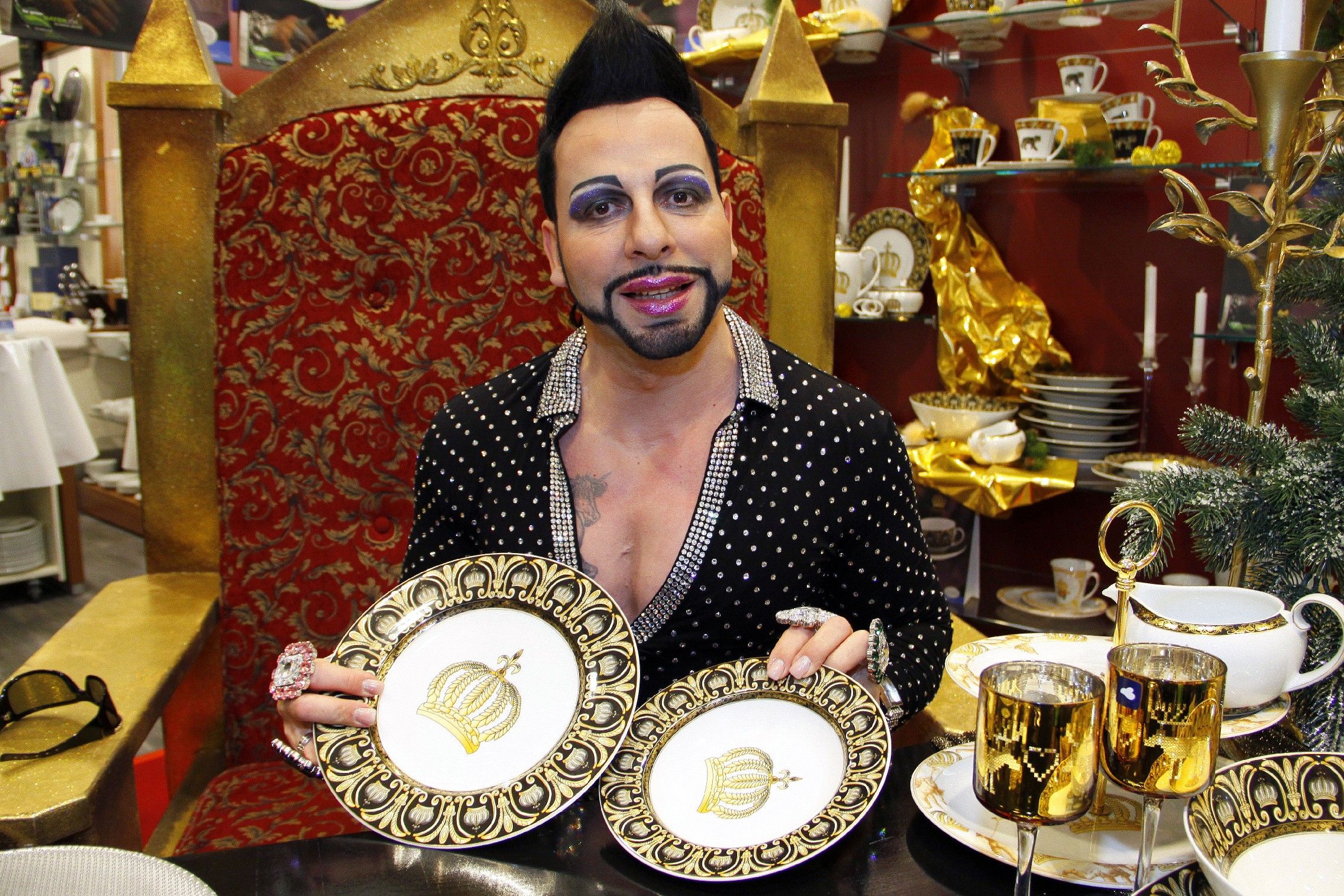 Harald Gloeoeckler promoting his china collection | Picture 117493